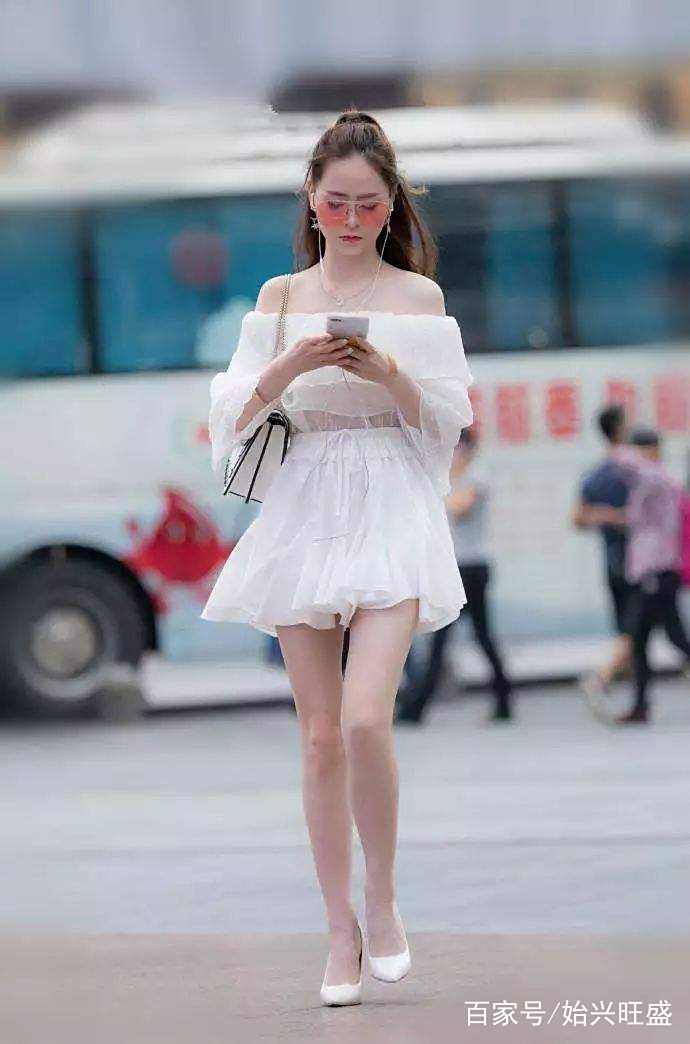 街拍:图四针织衫 牛仔短裤,美女姐姐既时尚又性感,很