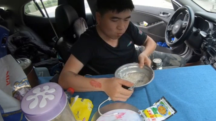 得了7年的咽喉炎又犯了!自驾游小伙喉咙太痛,只能煮点米粥喝!