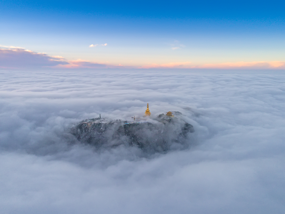 帮我编辑一条发朋友圈的文案描绘心情武当山金顶拜拜不要太极和气功