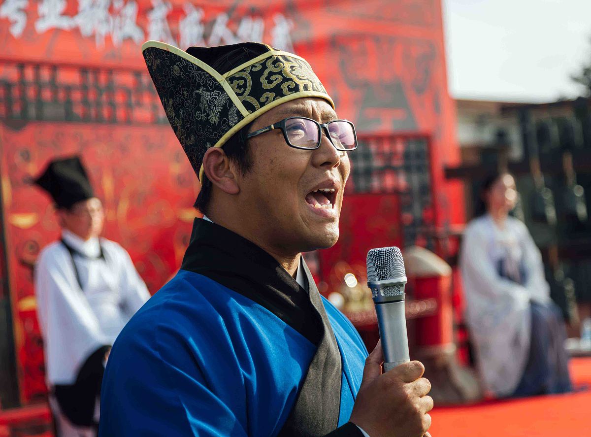 2017年5月10日,江苏南通,陈隐龙在主持一场汉服成人礼.