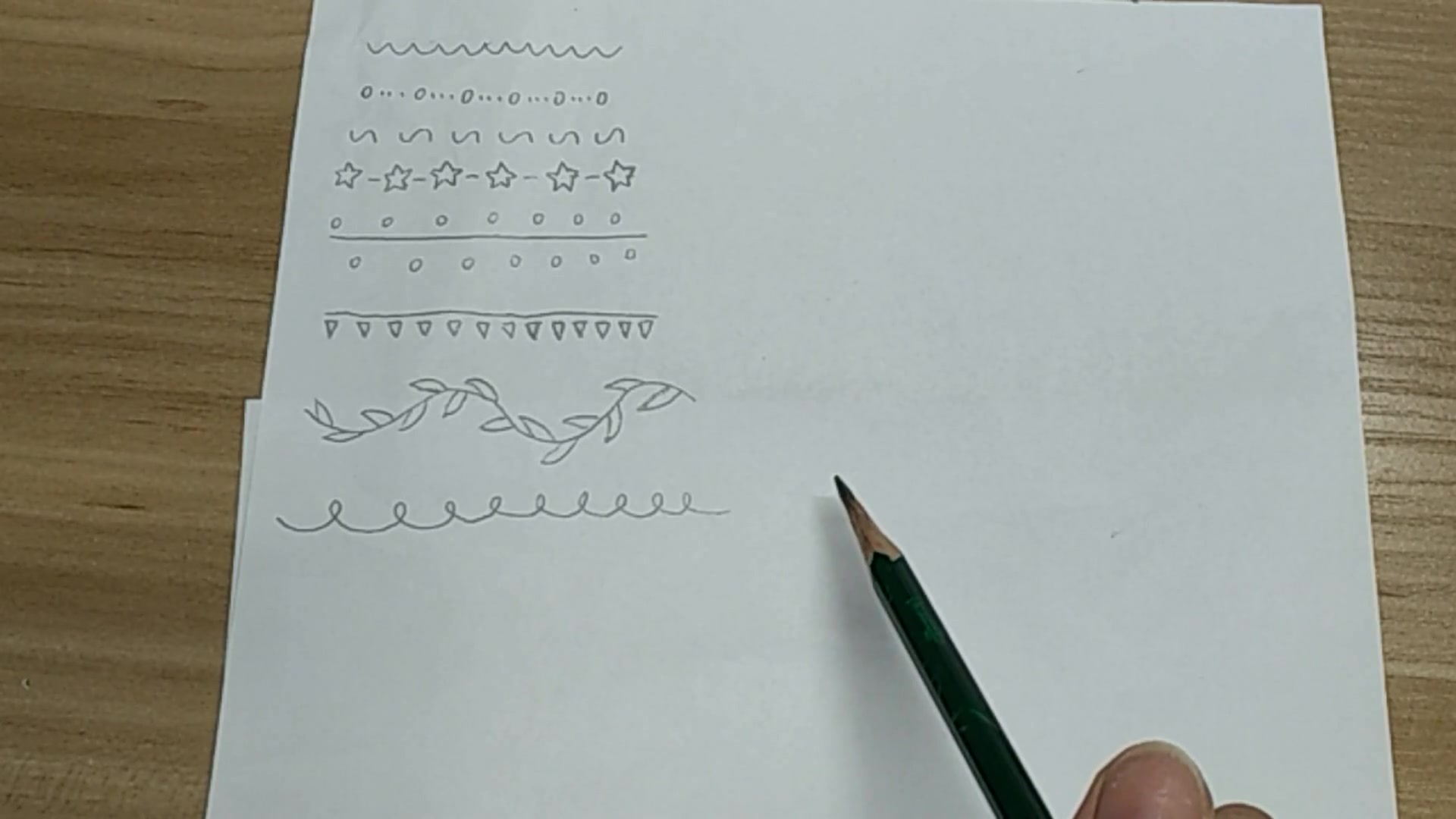 简笔画:制作手抄报的8种花边,每一种都很好看