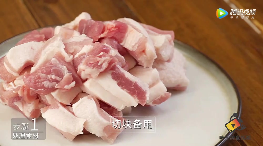 用去皮的五花肉做出来的红烧肉更加好吃,而且颜色还好看