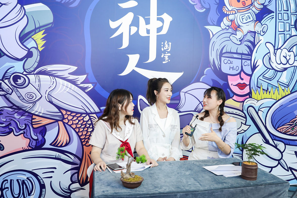 2019年8月26日,杭州.再往里走,全能女主播薇娅在透明的格子间里和粉丝