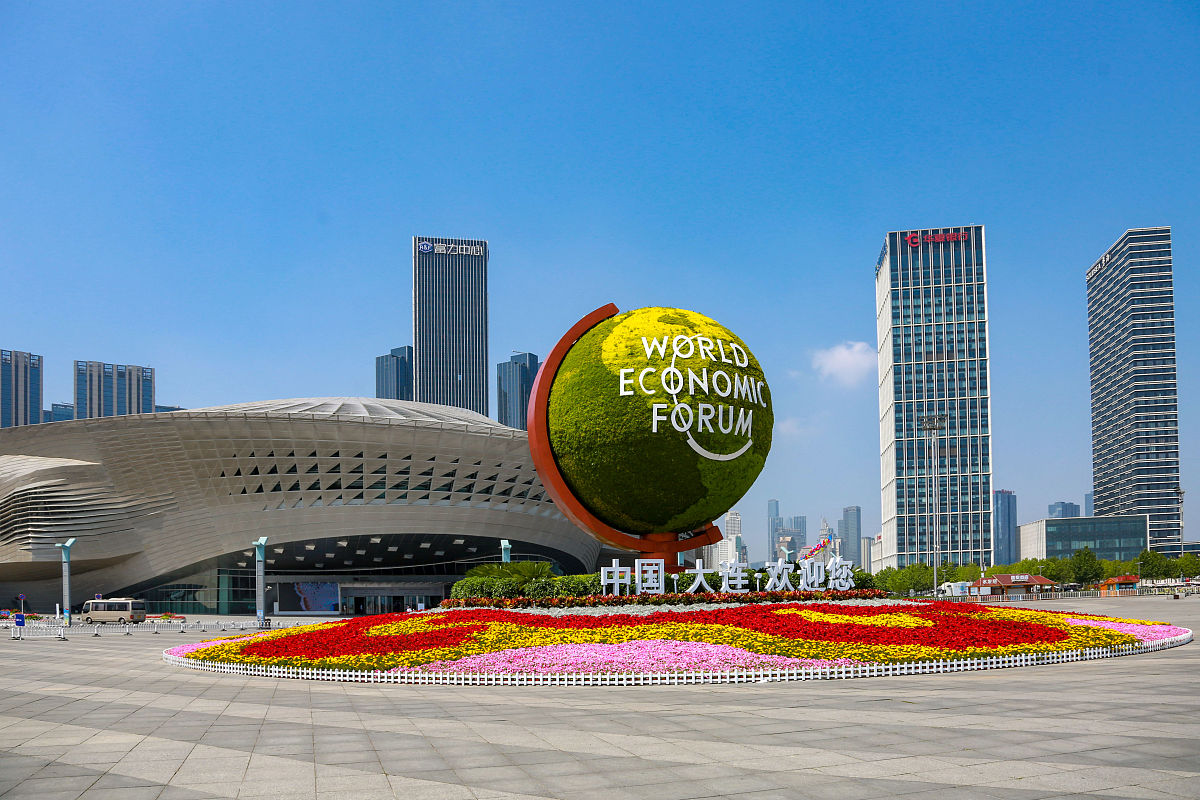 2019年7月1日,辽宁大连,2019夏季达沃斯论坛主会场大连国际会议中心外