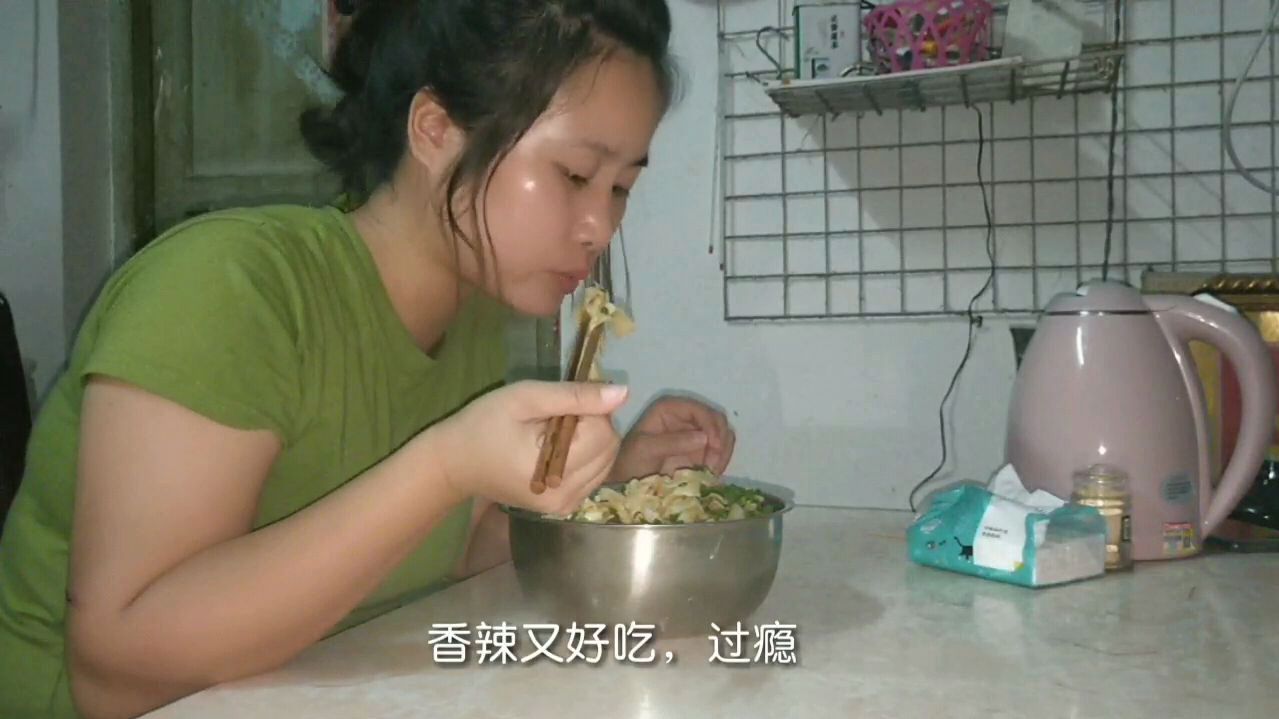 打工妹做河南面,一堆配菜搭配着吃,简单又好吃,越吃越想吃