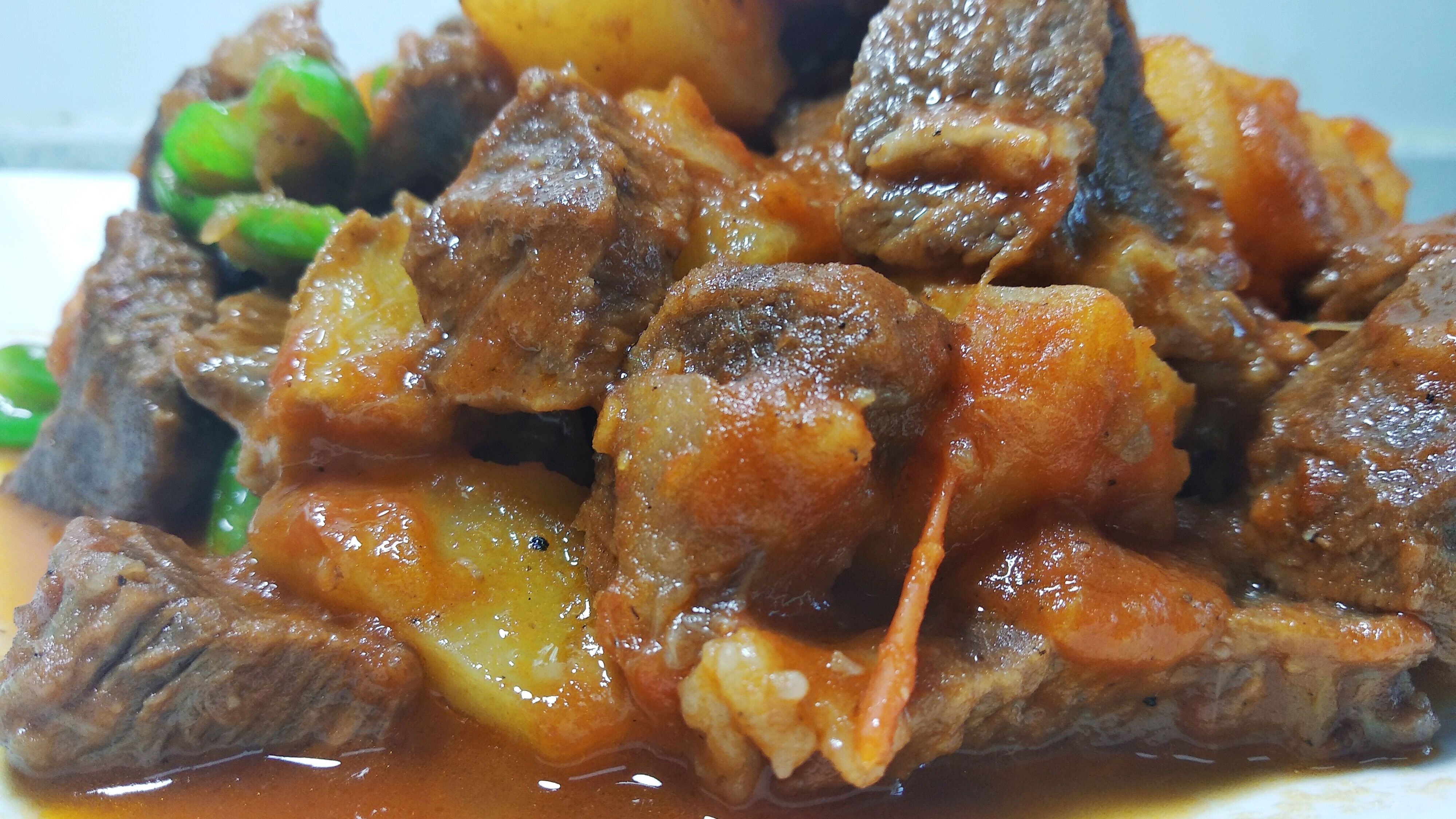土豆烧牛肉最好吃的家常做法,土豆香糯,牛肉软烂,一上桌抢着吃