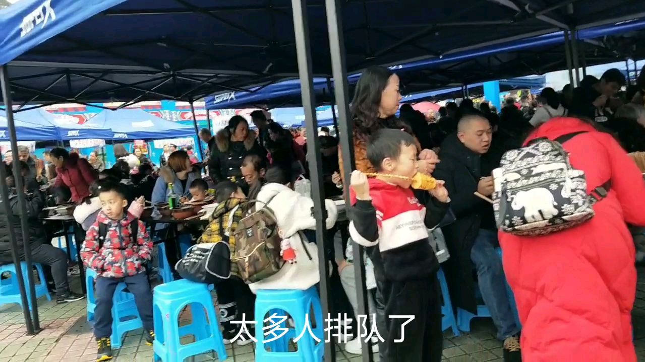 冬至遵义凤凰山,人山人海的,好多家卖羊肉粉,排队都排了好远