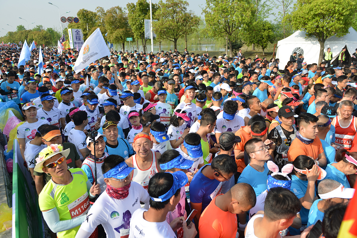 写一首表达希望情绪的中文乡村歌曲歌曲表达的主题为反叛歌词结构为verse1、verse2、Pre-Chorus1、chorus1、chorus2、verse3、verse4、chorus3、Bridge1、chorus4并确保chorus1、chorus2、chorus3、chorus4、verse5、Pre-Chorus2、chorus5、Bridge2、歌词不重复每段歌词结尾使用中文ayawa