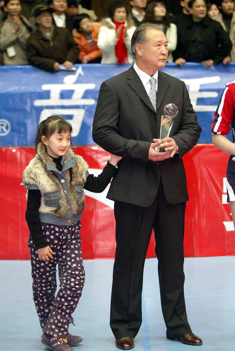 排球队伍的组成一个队伍最多有12名队员另加1名教练和最多2名助理教练1名治疗师和1名队医;登记在记录表上队伍的成员才可以进赛控制区参加赛前的正式热身和比赛。 A统一 B同样 C只有 D必须成发球、传球、垫球、扣球和拦