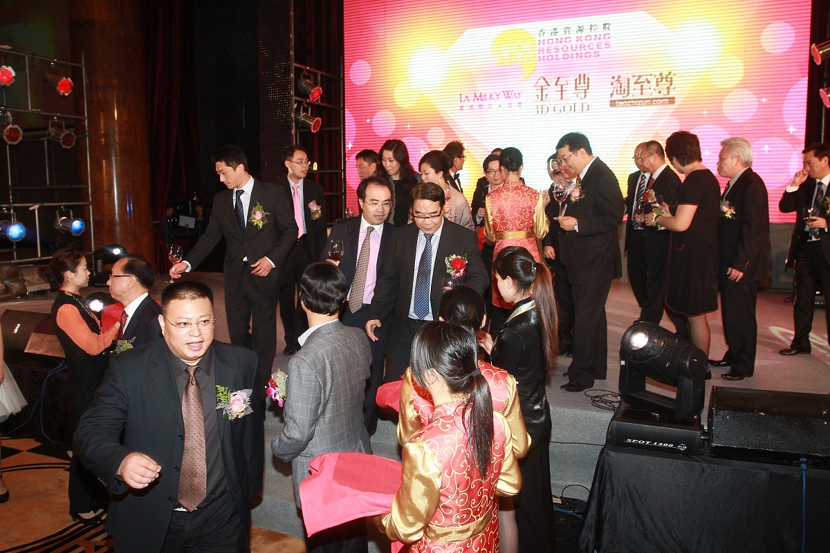 新入职员工请你编辑一段参加公司年会晚宴的朋友圈文案内容要低调寒暄