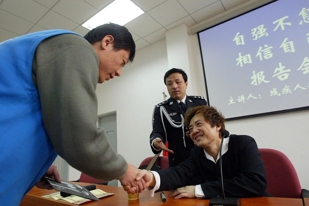我因为言语纠纷进派出所。我和警察说就好像同样的想说我草泥马人家说我操你可以说人家违法但是人家只说一个我字没有任何负面的词语说出来没人能说他是违法的。所以我没违法我看警察听了好像是我在骂他或者侮辱了他自己一样深呼吸压抑了一下
