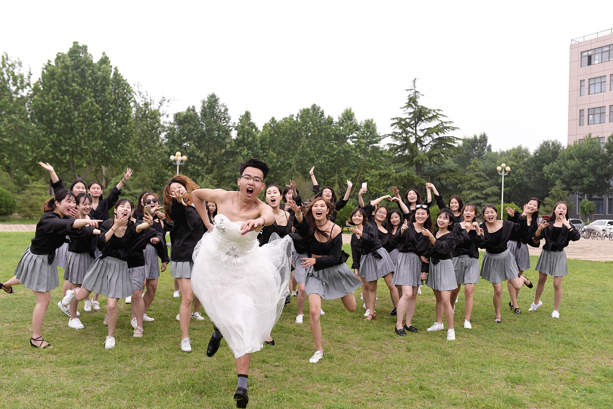 ***_***2018年5月17日,山东聊城,男生曲立杰与陪伴自己4年的36名女同