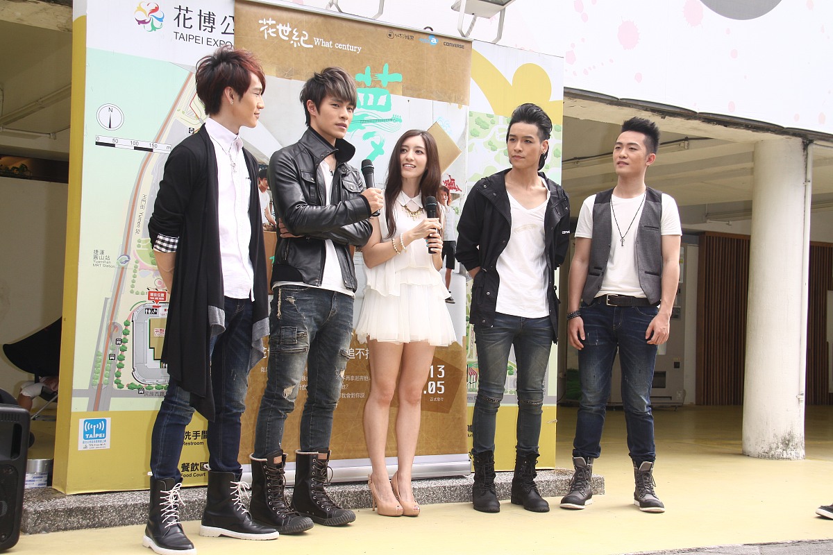 写一篇黄峰和黃詠灆的bg校园双向暗恋文 長篇