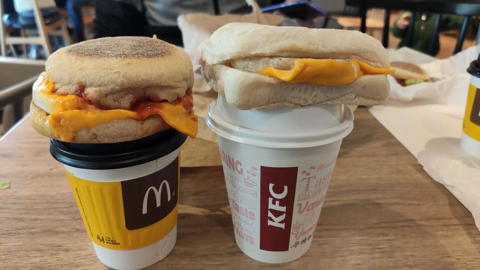 麦当劳和肯德基8元早餐大比拼,芝士汉堡和豆浆,有啥不一样?
