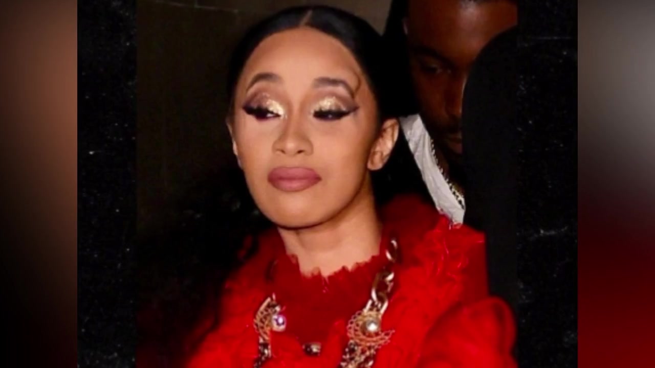 CardiB与麻辣鸡大打出手,脱高跟鞋飞砸,CardiB额头肿大包