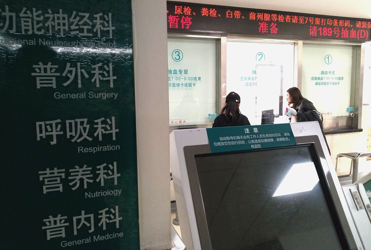 伪原创这篇文章：浙江杭州一女子在口腔医院做前台院长进来时她主动打招呼院长笑了笑她还以为院长平易近人不料开会时她就被院长开除了。理由是他进医院时不仅没有和他打招呼就连头都难得抬女子当即反驳了院长可是院长却认定她是在狡辩在会议上2人发生了激烈争吵。 彭女士是去年11月份入职康源口腔医院的做的是前台工作平时工作中从来没出过问题和同事相处也很融洽3月6号这天她是早班所以当她来到前台时只有她一个人。 就在这