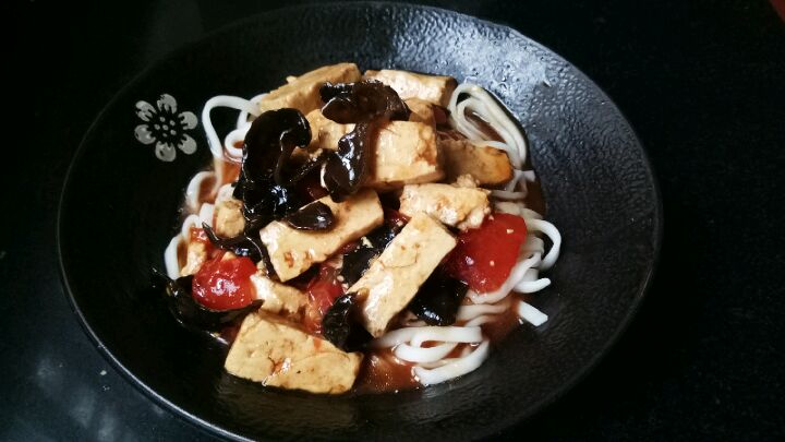 教你做西红柿木耳豆腐卤子,拌面条一家人都爱吃