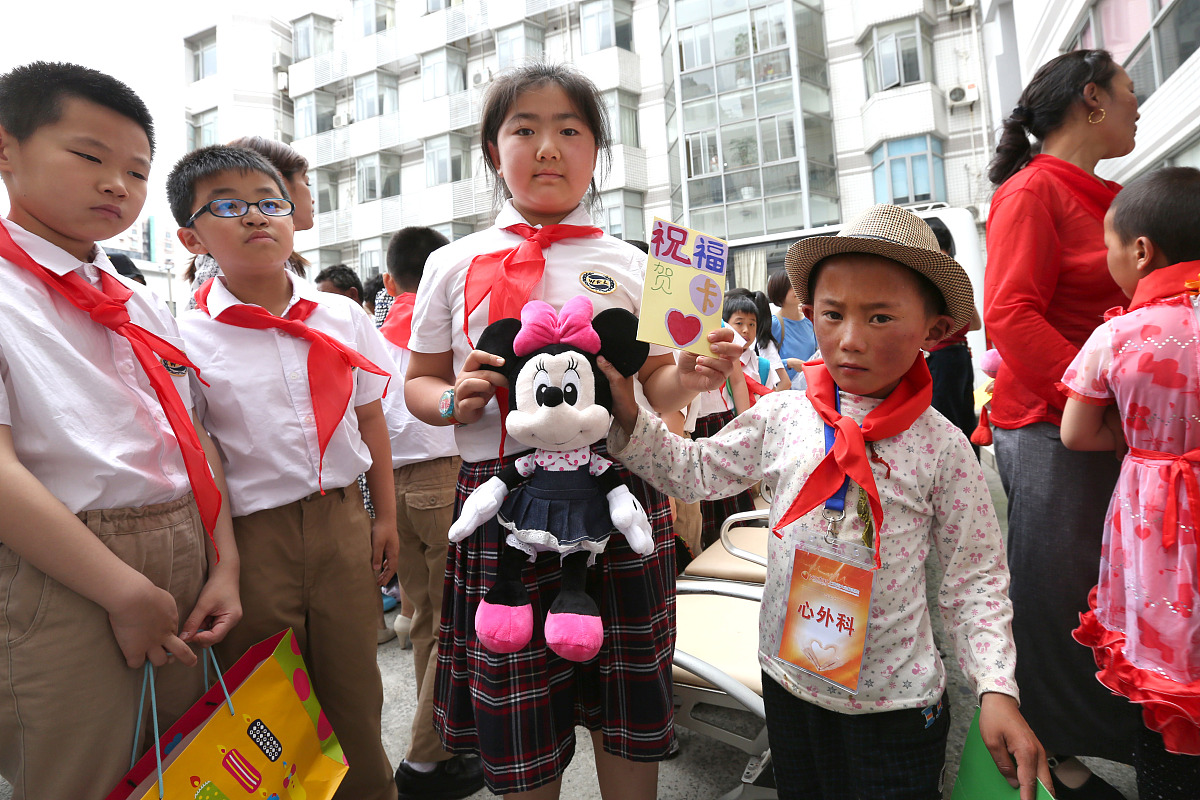 2016年6月26日,来自西藏阿里地区的35名孩子在父母的陪同下抵达上海,