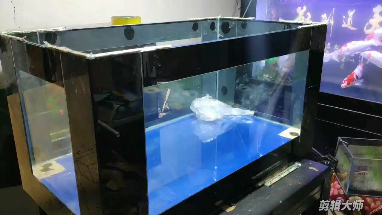 高端大气上档次的茶几鱼缸。用黑镜玻璃包边。