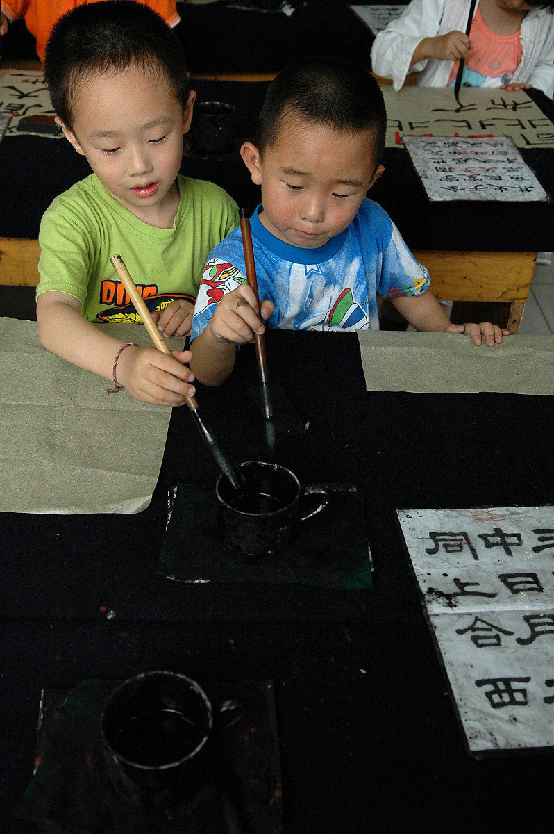 2007年7月9日,江苏省淮安市一少儿书法培训班内,40多名学生在老师的指