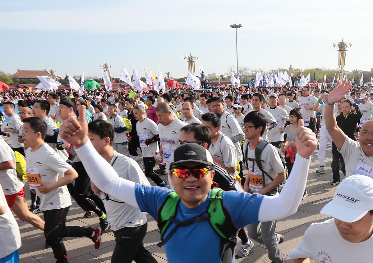 2013年4月14日,北京,2013北京国际长跑节鸣枪开跑.有2万余名长跑爱好