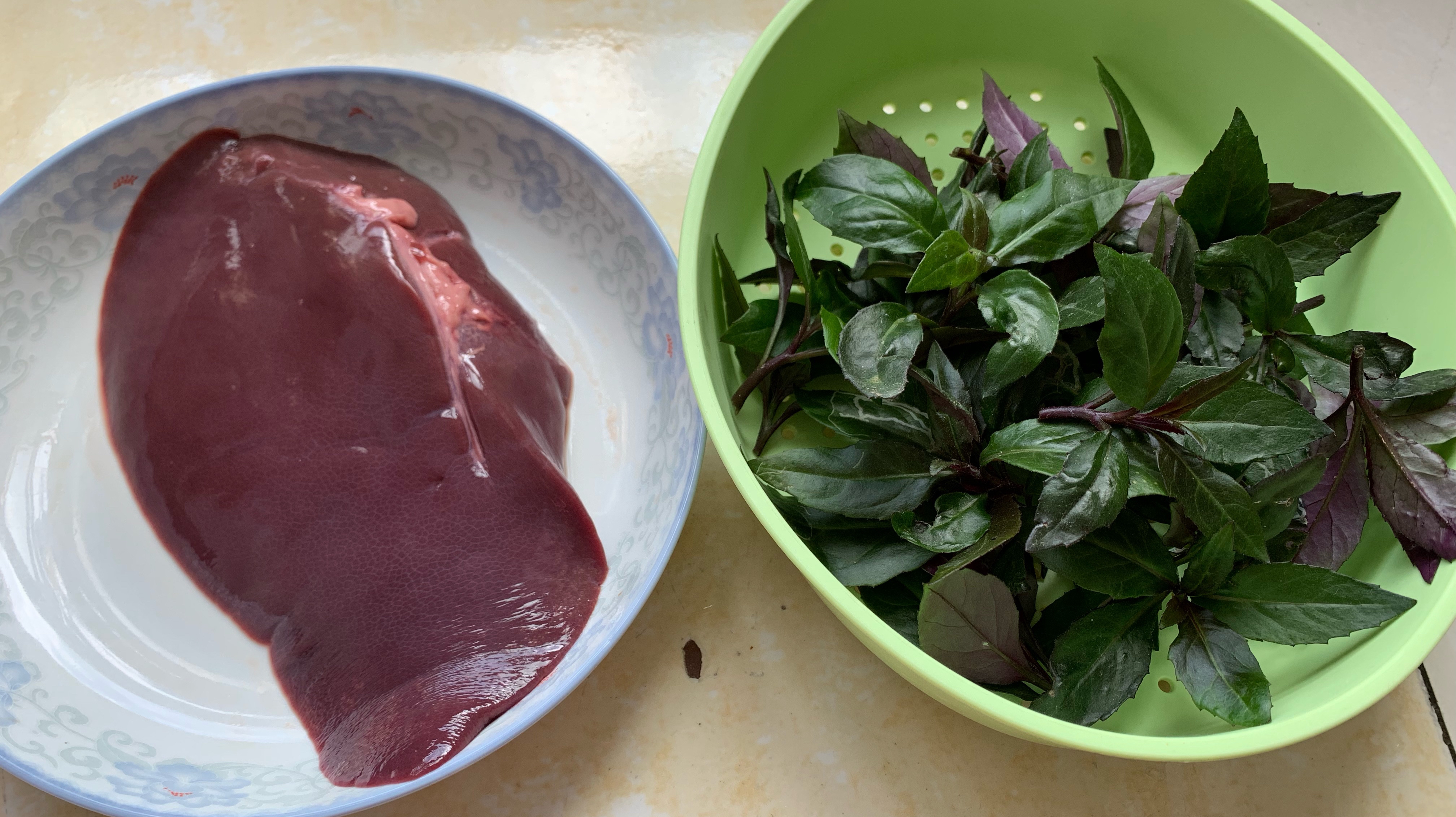 猪肝炒血皮菜,猪肝脆嫩,酸辣开胃,还补铁补血