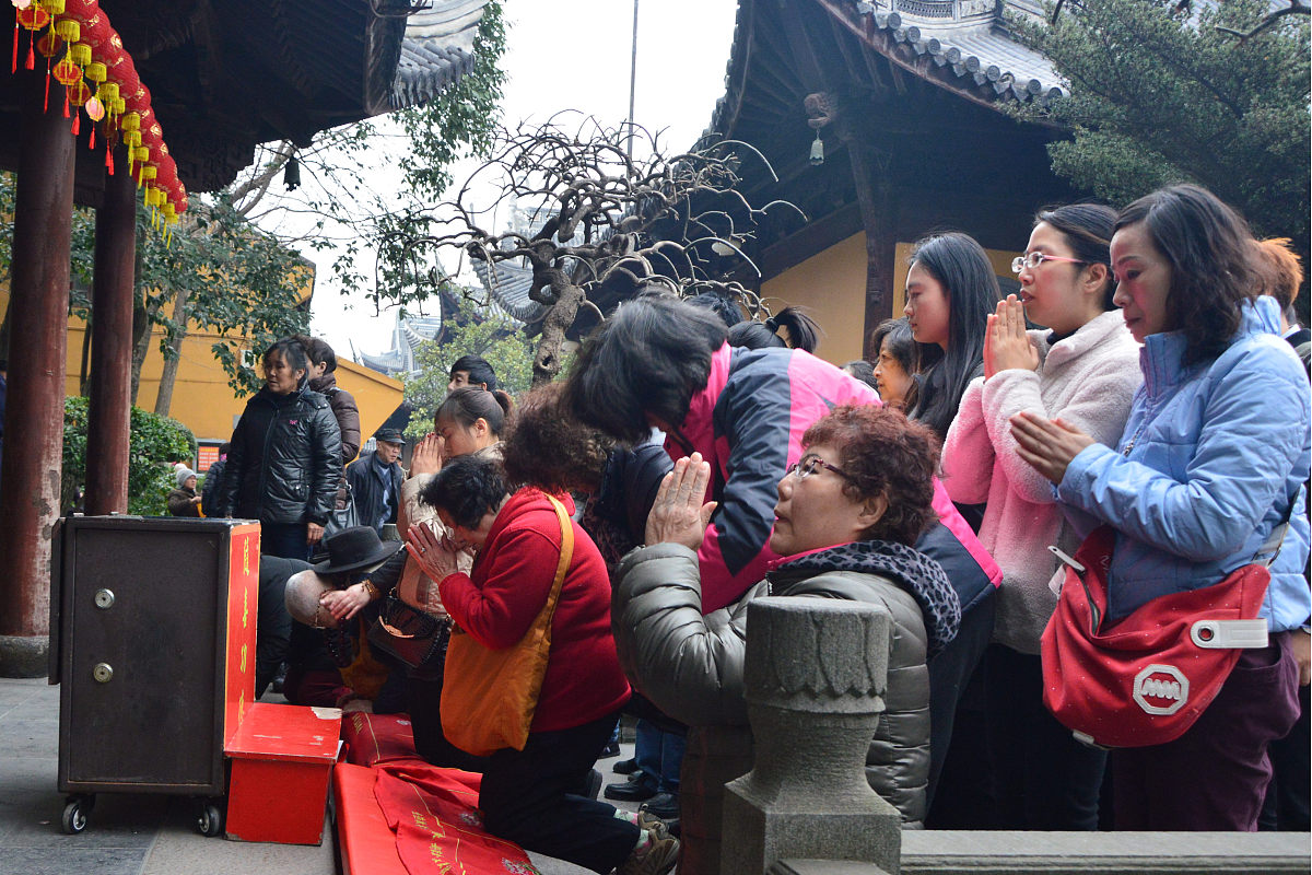 年轻人爱逛寺庙！90后、00后寺庙游比例飙升，背后原因是什么？