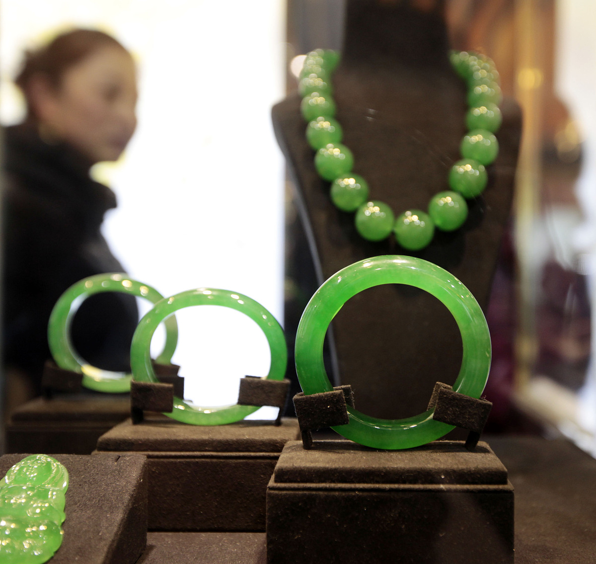 ***_***2012年12月12日,北京中国国际珠宝展上,上海老凤翔展台的翡翠