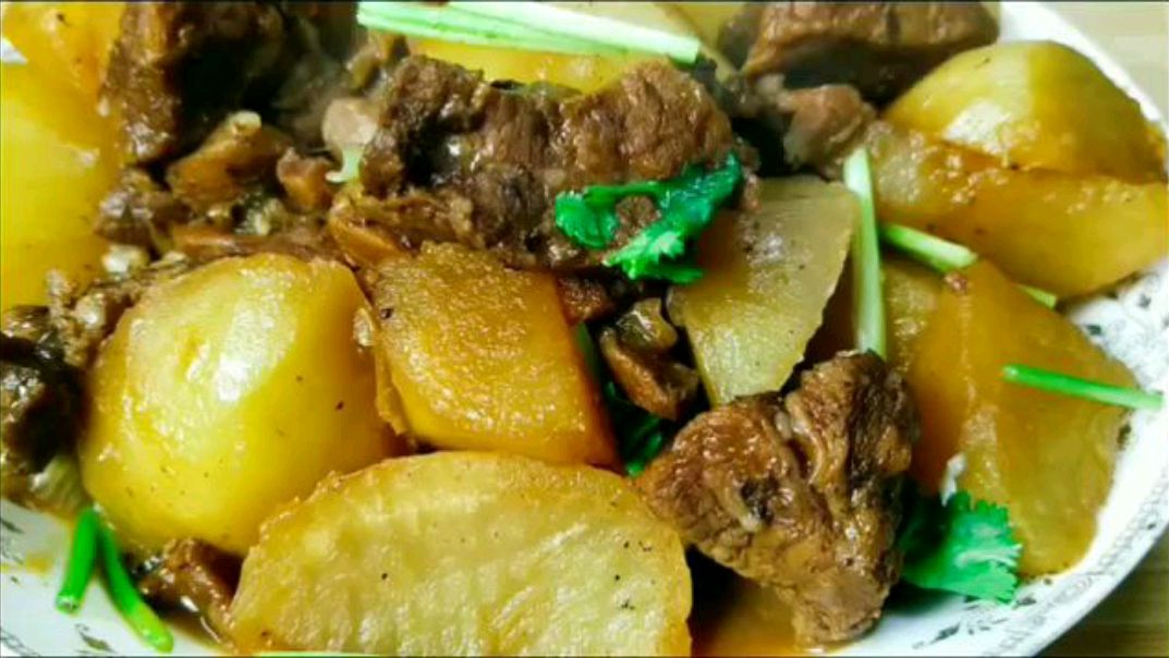 孩子长个要常吃牛肉,牛肉炖土豆,这样做软烂香糯,易消化吸收。