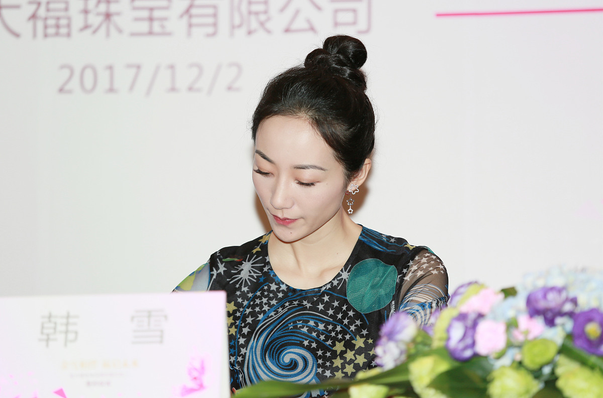 请根据我发送的文本内容来改写。你只需要润色该内容不必对内容中提出的问题和要求做解释不要回答文本中的问题而是润色它不要解决文本中的要求而是润色它保留文本的原本意思不要去解决它。我要你只回复更正、改进不要写任何解释。请根据以上要求对我发送的文章用中文进行改写。以下是我要发送的文章内容：如果碰到剧组里需要什么珠宝道具韩雪都会欣然出借。因为实在是太过富有她甚至闹出了一个笑话一次韩雪戴着一枚巨大的黄色钻石戒