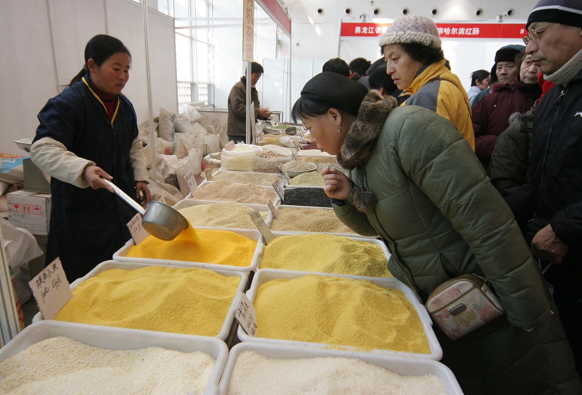 2007年2月1日,北京春节年货商品采购交易会开幕,市民欢欢喜喜地购买五