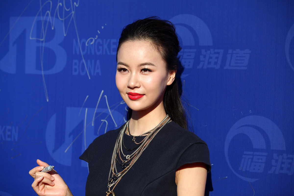 我的母亲叫陈洁来自新加坡英文：Eileen愛琳19678756岁属羊她是做珠宝生意的怎么写一份母亲在新加坡的简介？