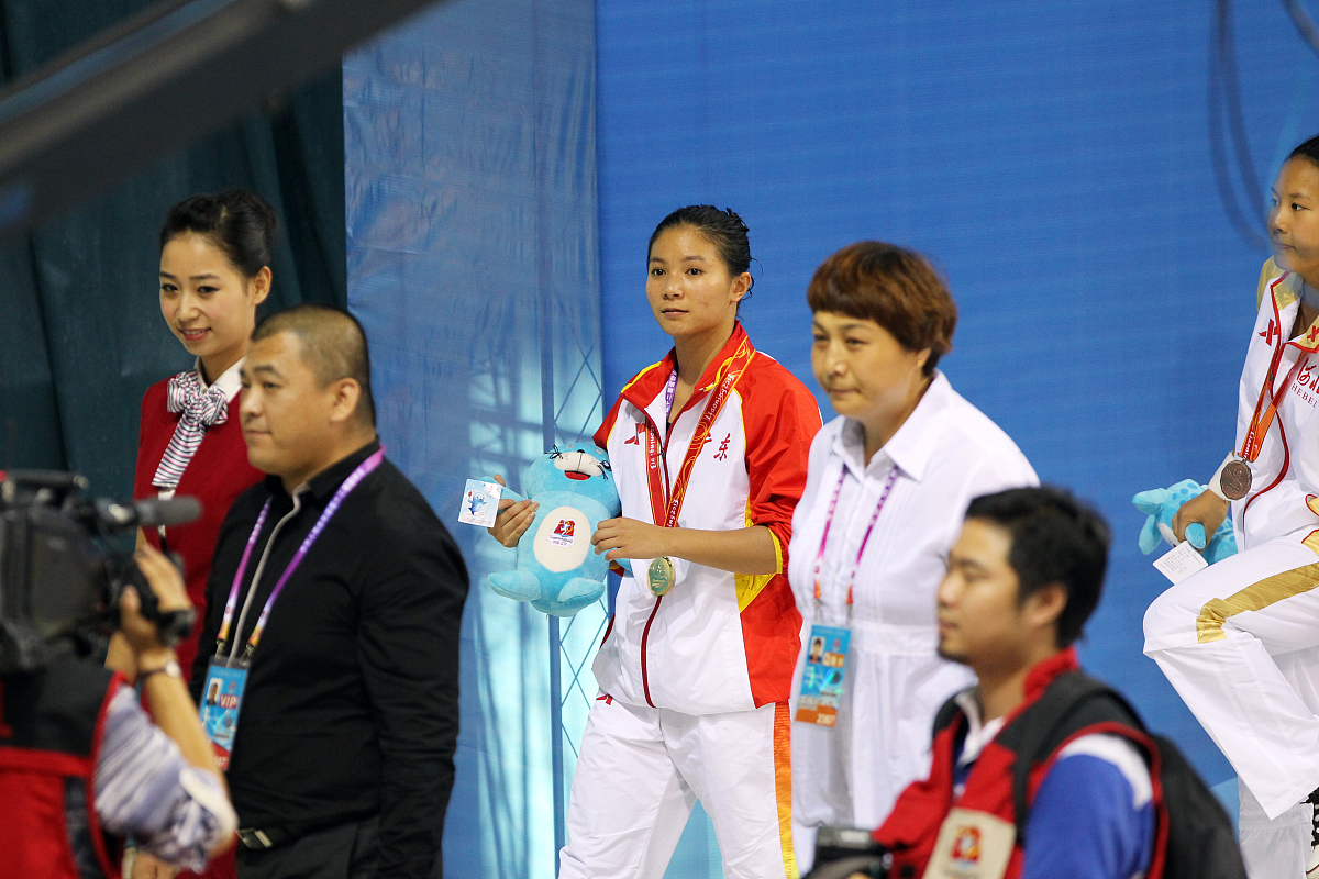 世界技能大赛金牌获得者姜雨荷经历了1万多个小时的锤炼这里请你增添讲几句话连接后面她在这个项目上投入了大量时间和精力她的成功证明了只有持之以恒地努力才能获得真正的成就。