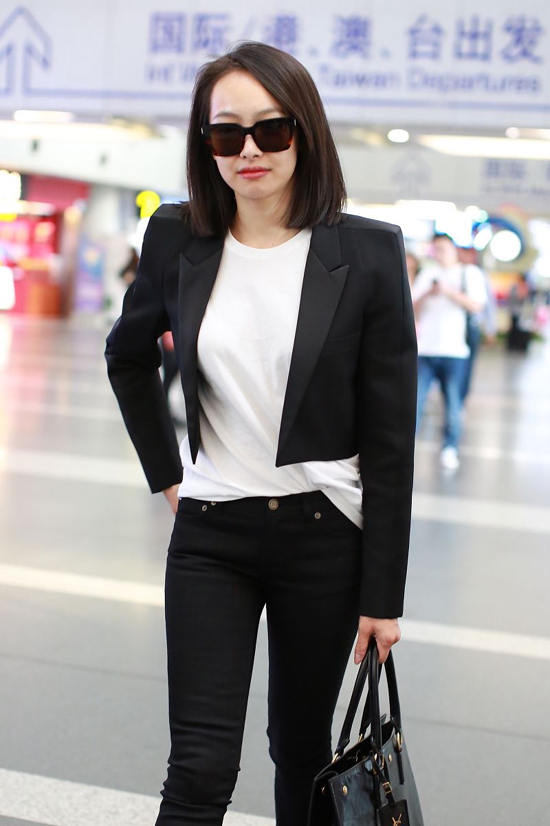 白色衬衫搭配黑色长裤，打造干练时尚造型