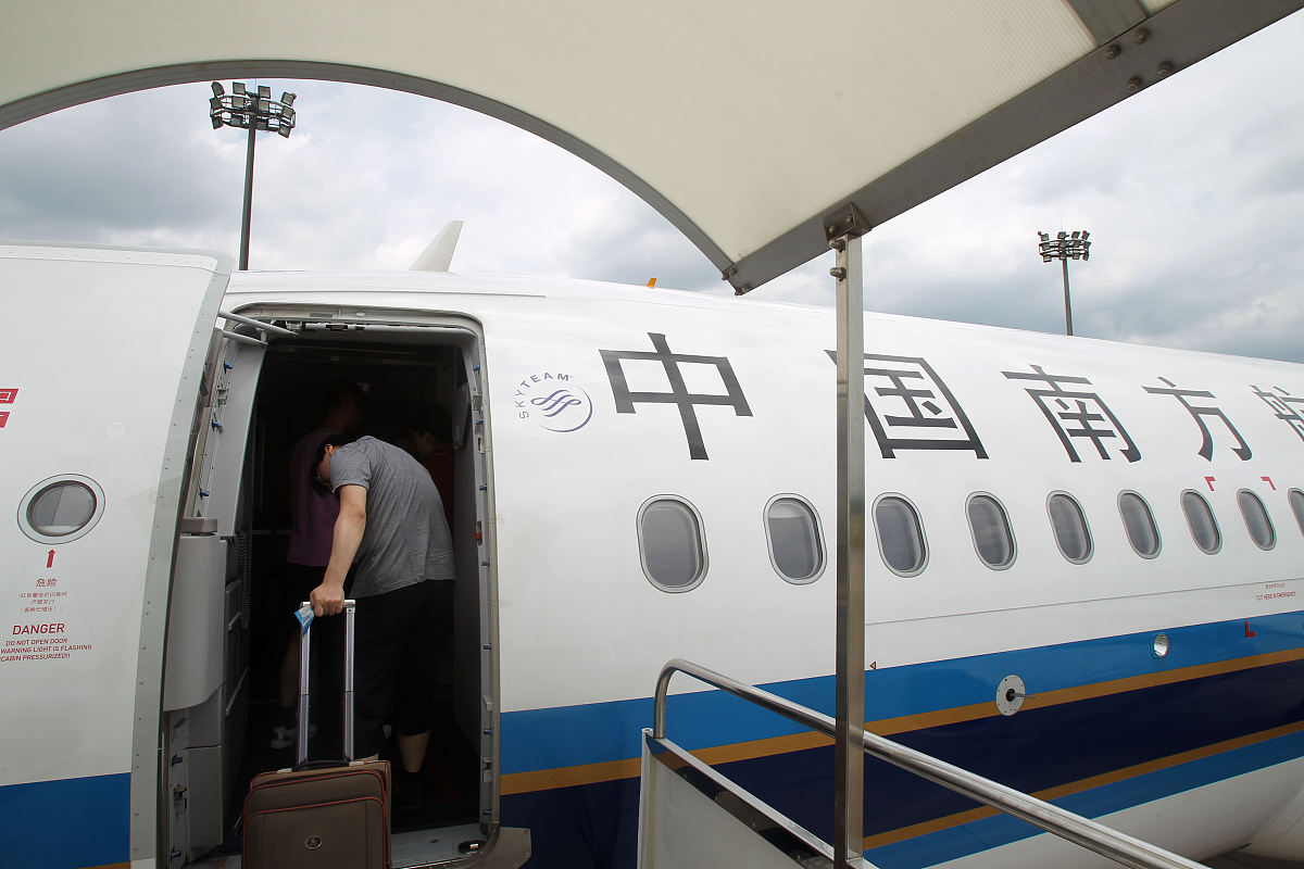南航空乘从4米高机舱摔落 官方介入