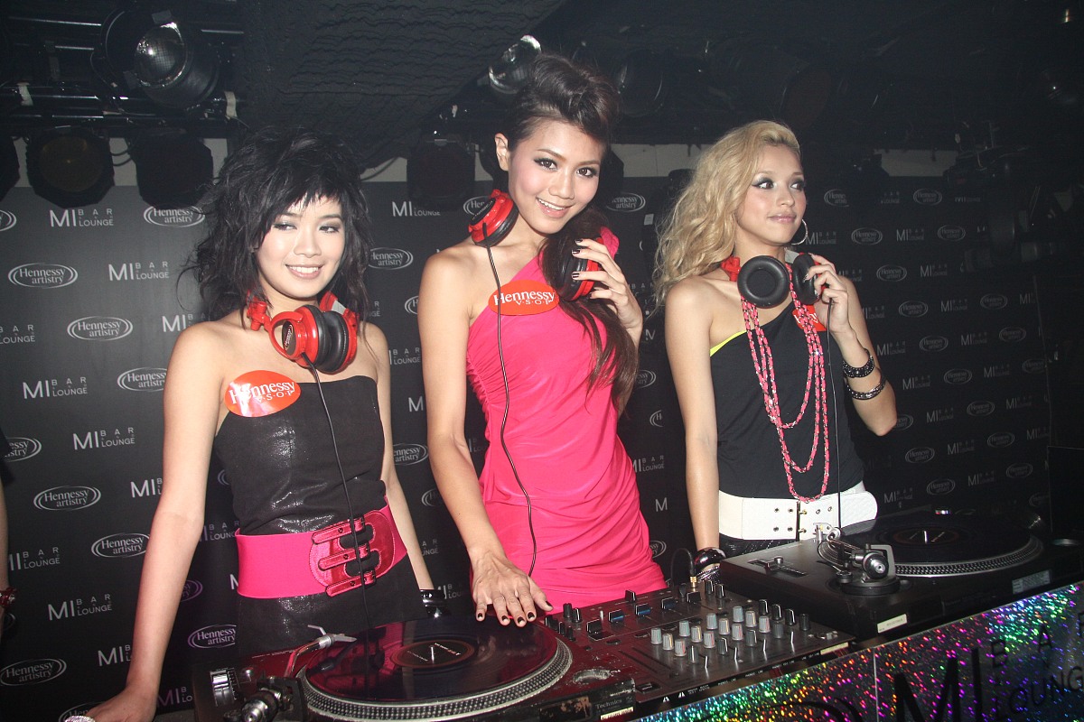 设计一套酒吧招商方案招商有酒水食品活动主题等类别的商家。