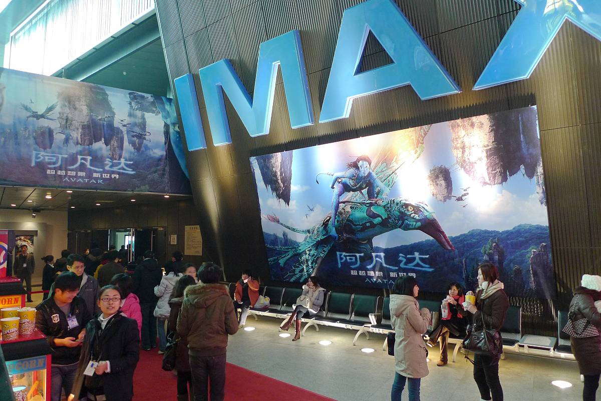 给我扩写这段话：20世纪影业日前宣布经典电影《泰坦尼克号》今日在全国第三次上映纪念该片上映25周年。据悉此次上映的版本是4K和3D的全新重制版。 该片曾于1998年4月3日、2012年4月10日两度在国内上映分别取得359亿元和947亿元票房。为此次重映导演詹姆斯·卡梅隆亲自参与了该片的重制影片将以CINITY、IMAX、杜比视界、中国巨幕等格式放映。