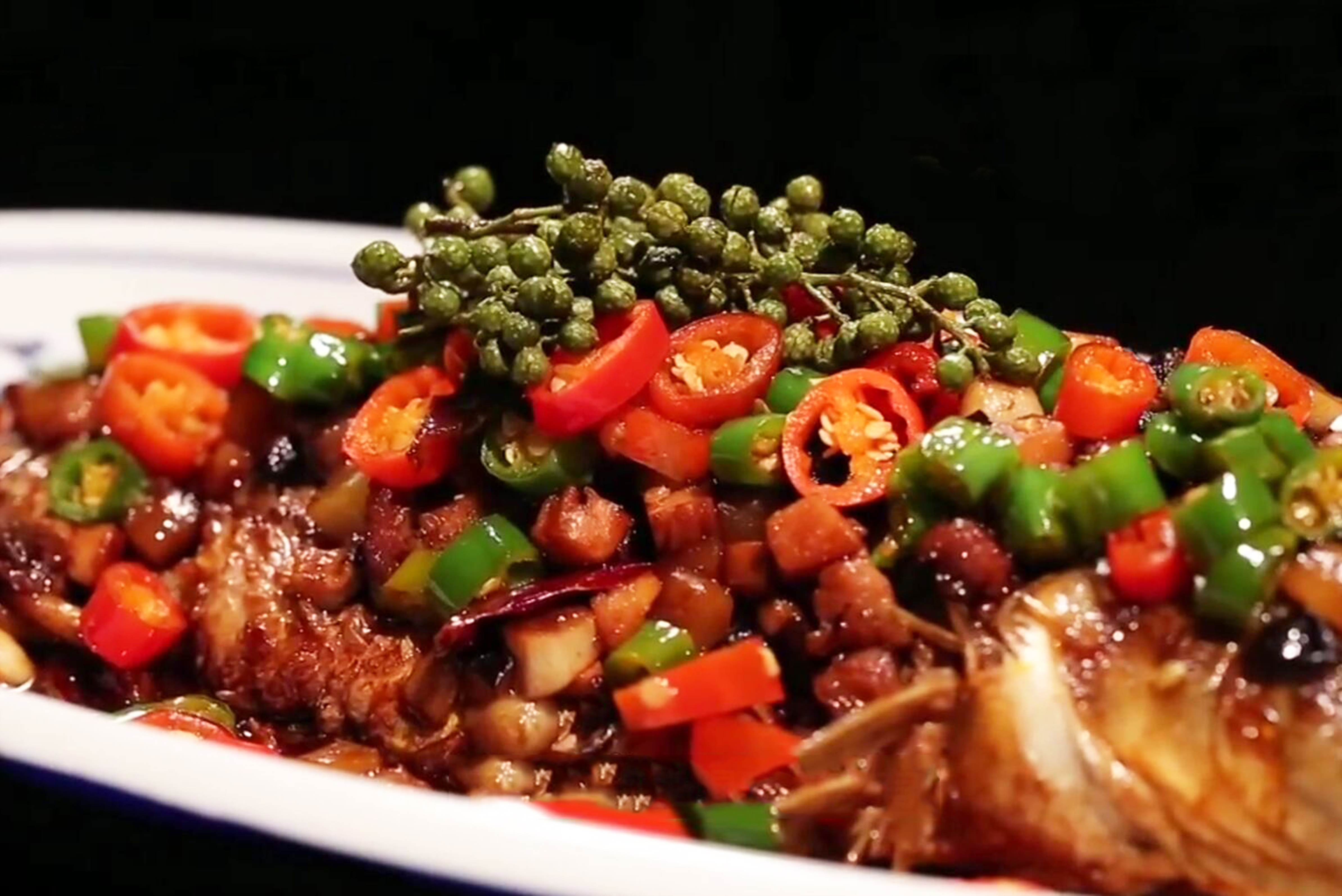 民间有谚语:冬鲫夏鲤!这道应时应景鲜椒干烧鱼,一点土腥味都没