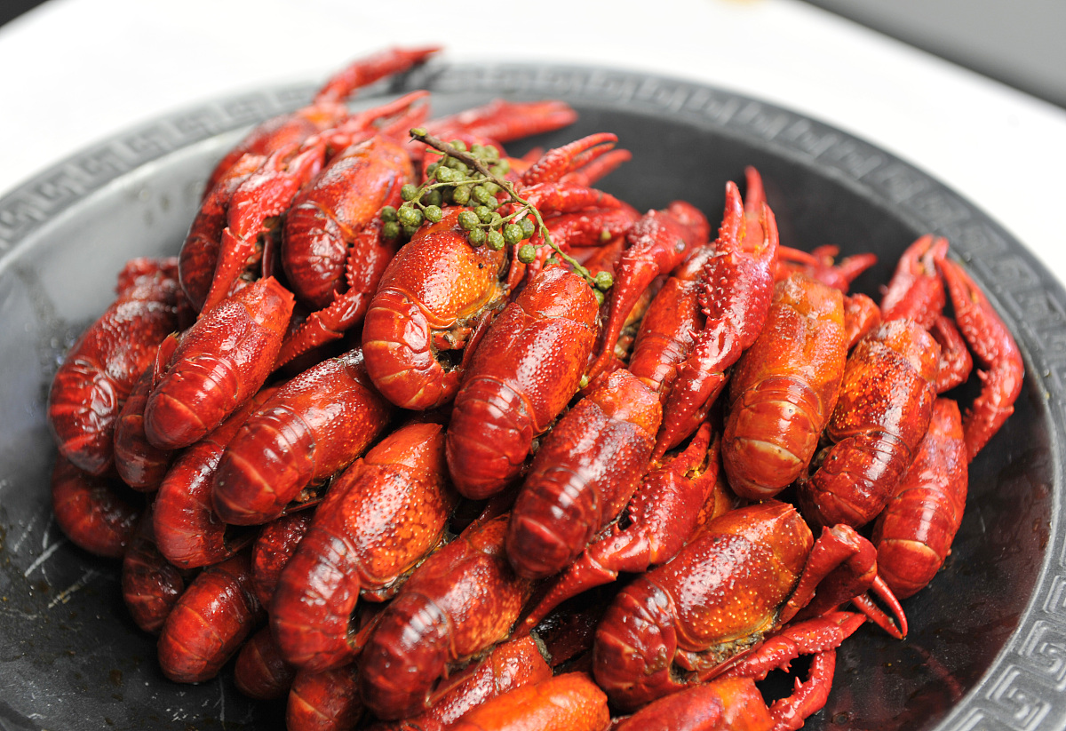 全自动小龙虾剥皮机器对比人工的优势