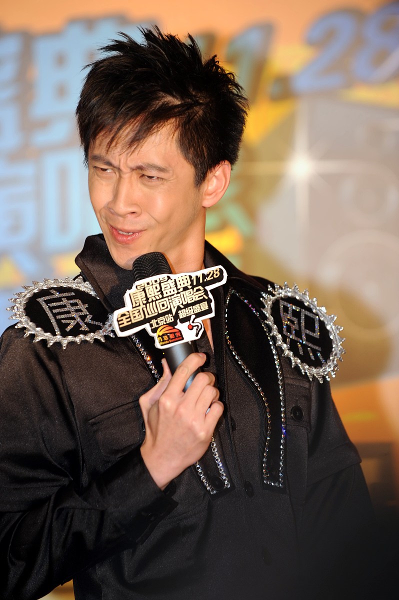 2010年11月5日,型男帅哥搞笑耍宝一箩筐,抻脖瞪眼歪嘴扮娘出怪招.***_
