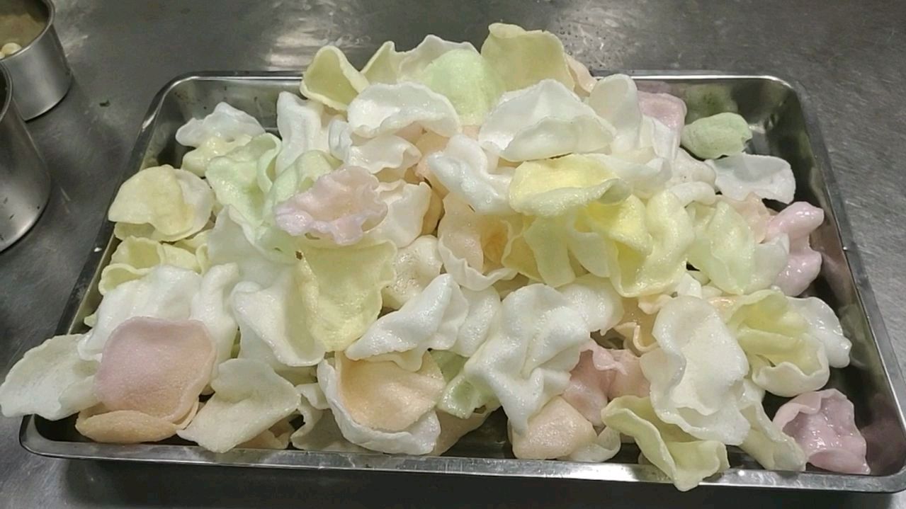 虾片原来是这样炸出来的