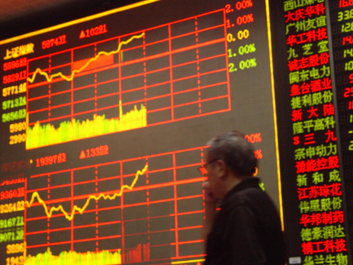 2007年10月11日,海口.一位股民从一家证券交易所电子显示屏前经过.+++
