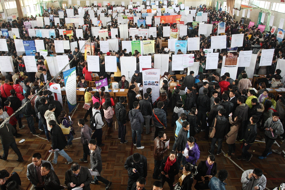 ***_***2012年11月17日,山东烟台,在鲁东大学篮球馆,大学生在2013届毕