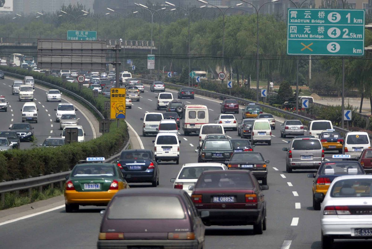 堵车能不能根据时间限行比如早晚高峰禁止开私家车要开就交交通费交通费用来改善交通