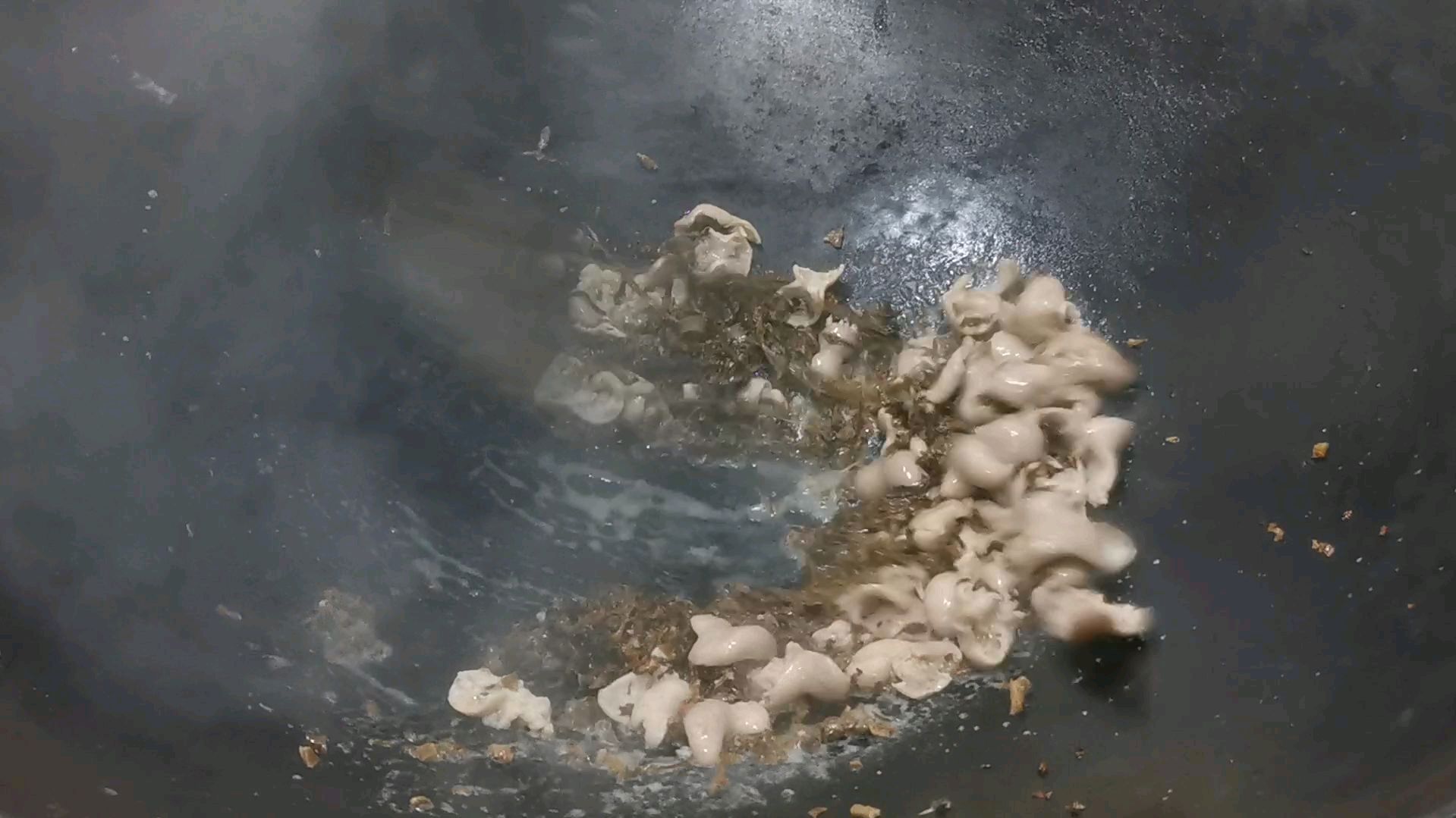 咸菜炒猪大肠客家经典菜系之一吃过了一次的人肯定会再想吃第二次