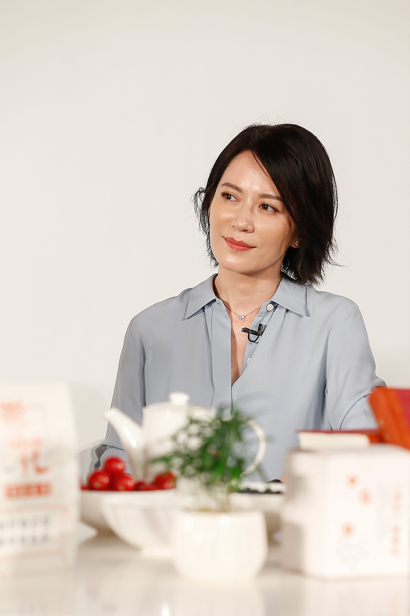 2018年6月5日,北京, 47岁冻龄女神俞飞鸿出席小说《繁华》圆桌对话活