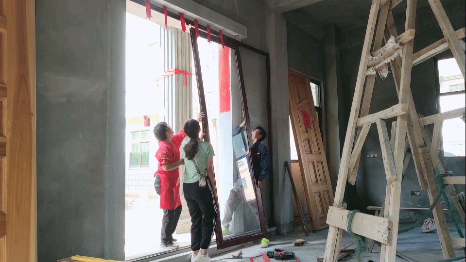 夫妻俩去装3米高的推拉门,门缝太小进不去,全家出动把木门卸了