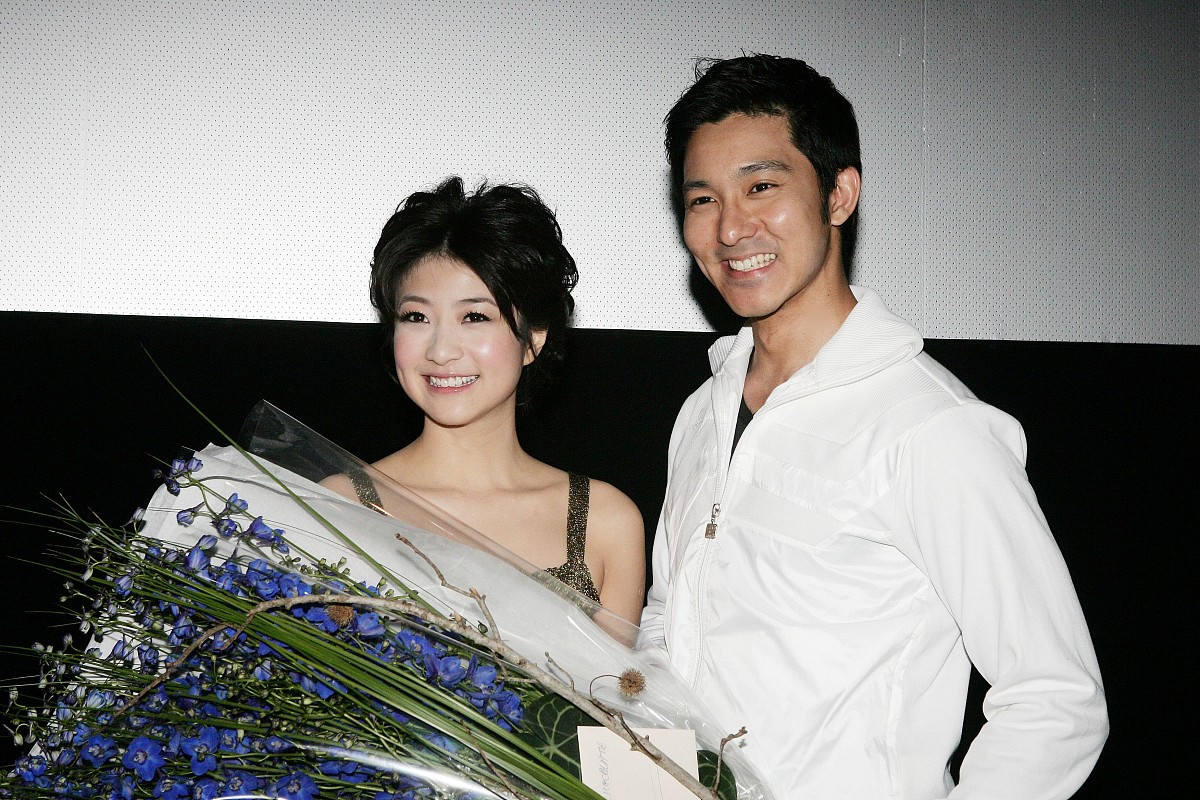 2007年4月6日,台北,黄湘怡转行卖蛋糕忙赚钱,立威廉送花道贺+++_+++黄