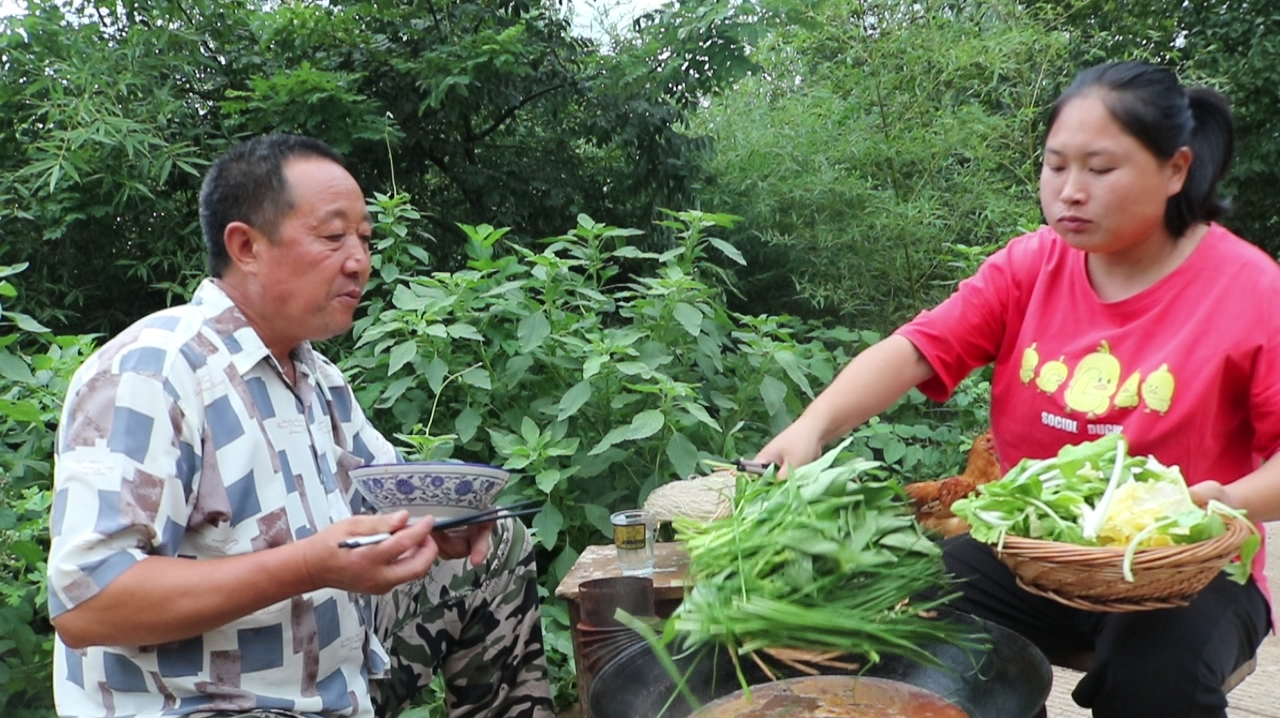 胖妹180元买5斤羊杂,配6个蔬菜做火锅,香辣解馋,老爸差点吃撑