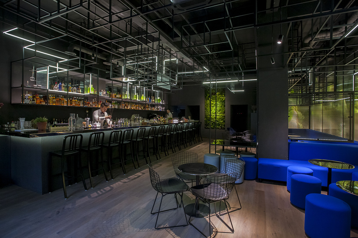 在水吧里面色彩斑斓的灯光给人的不好感受